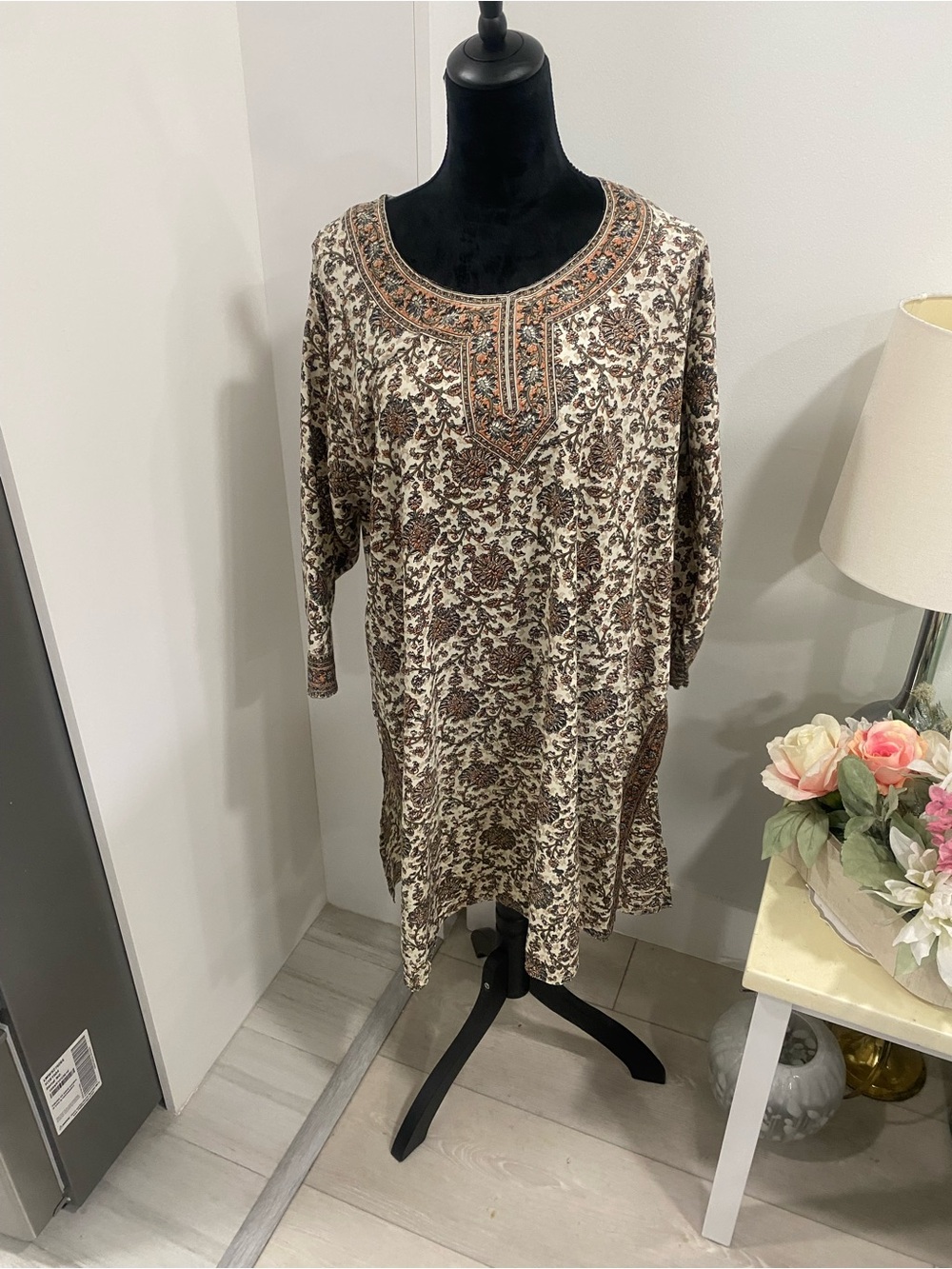 Scoop-Neck Long Sleeve Dress in Cream and Brown